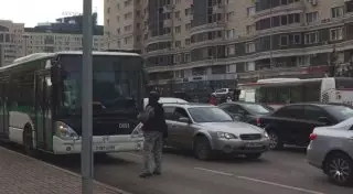 Причины задержания пассажирского автобуса в центре Астаны сообщили в ДВД