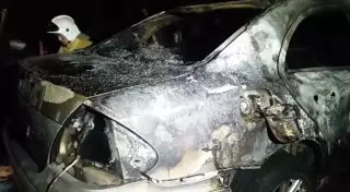 Mercedes полностью сгорел на СТО в Алматы