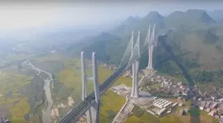 Самый длинный в мире вантовый мост сняли с высоты птичьего полета