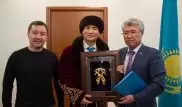 Министр культуры и спорта подарил чапан Канату Исламу