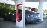 Заправки Tesla станут платными