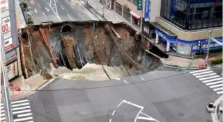 В японском городе провалился 30-метровый участок дороги
