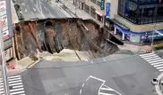 В японском городе провалился 30-метровый участок дороги