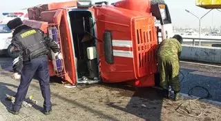 Пожарный автомобиль перевернулся в Алматы