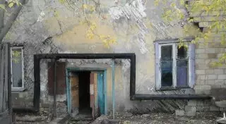 Жители аварийного дома в Караганде боятся остаться под завалами