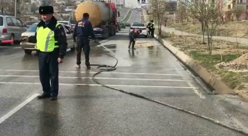 Убирать за своим немытым транспортом подрядчикам приходится под контролем полицейских.