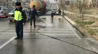 Наказание за грязные колеса: Шымкентских застройщиков заставляют мыть асфальт