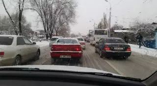 В Алматы 17 человек пострадали в ДТП во время снегопада