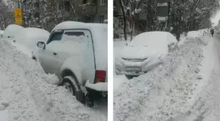 Алматинцев просят не парковать авто у обочин с сугробами