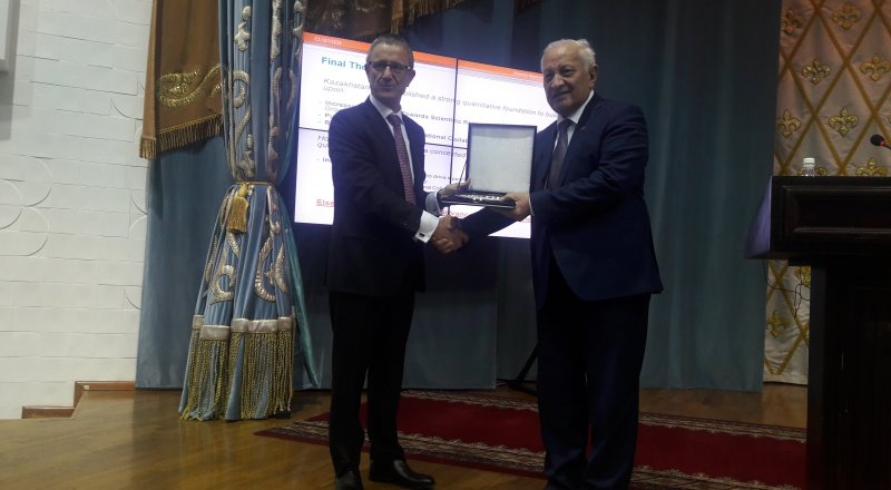 Вице-президент Elseiver Джино Усси вручает президенту НАН РК Мурату Журинову свидетельство об индексировании журнала в Scopus.