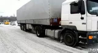 Отчаянный водитель. Как Mercedes взял фуру на буксир