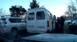 Видео массовой драки на дороге в Алматы появилось в Сети