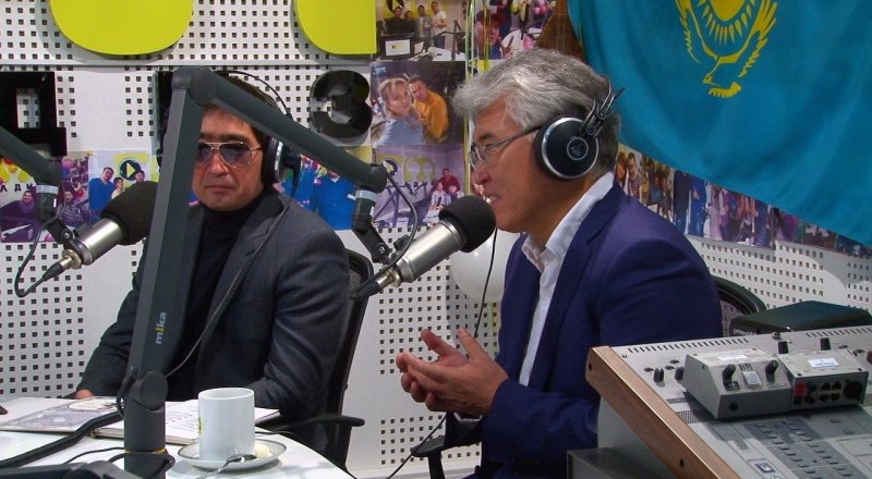 Арыстанбек Мухамедиулы в эфире радиошоу на "Жулдыз FM"