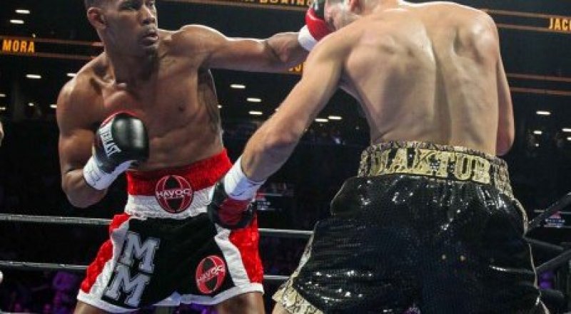 Дэниэл Джейкобс и Серхио Мора. Фото с сайта premierboxingchampions.com.