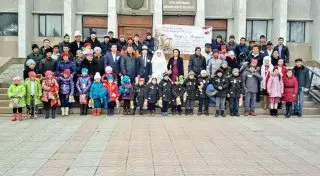 Молодожены променяли той на 30 детских пуховиков