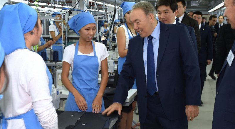 Назарбаев во время посещения ТОО "Казлегпром-Алматы" в 2015 году. Фото akorda.kz
