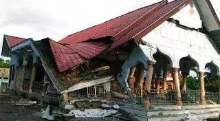 Число жертв землетрясения близ Суматры выросло до 92 человек - военные