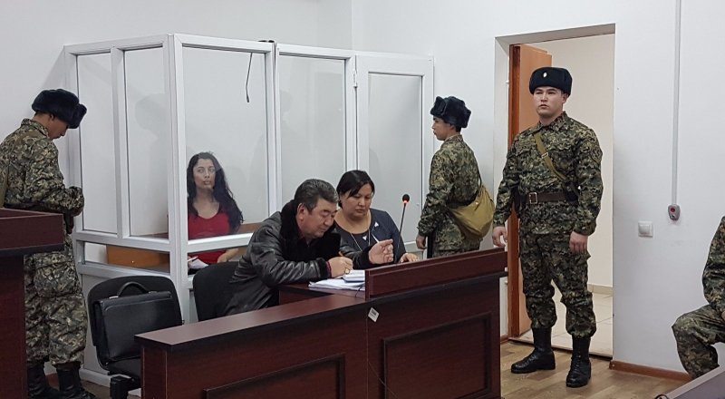 В зале суда.