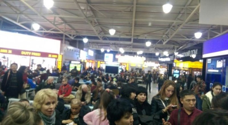 Ожидающие туристы в аэропорту Алматы. 