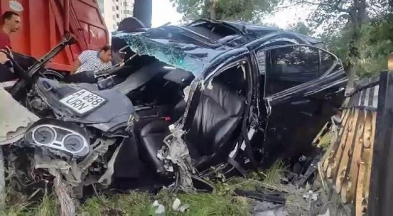 Разбитое авто.