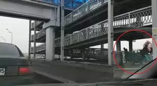 Грузовой мопед проехал по пешеходному переходу на алматинской барахолке