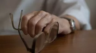 Проводить 4 операции в день в 89 лет