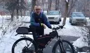 Врач алматинской "скорой" зимой ездит на работу на велосипеде