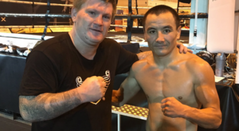 Жанат Жакиянов с тренером Рикки Хаттоном. Фото из Twitter