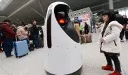 Первый робот-полицейский приступил к службе на вокзале Китая