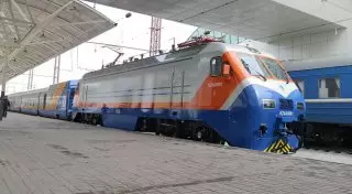 Борьба с непогодой: Для перевозки людей к поездам были прицеплены 70 вагонов