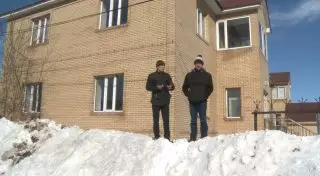 Выпускники детдома 8 лет бомжуют в Караганде, пока их комнаты занимает служба такси