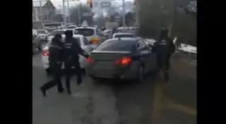 Заставивший побегать полицейских Алматы водитель BMW водворен в ИВС