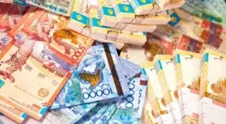 Игра на "удачу" - казахстанцы пишут свои желания на банкнотах