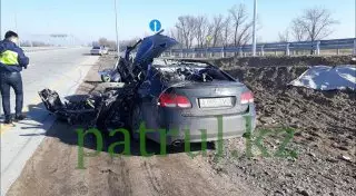 Водитель и пассажиры чудом выжили в разорвавшемся на части Lexus близ Алматы