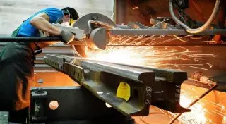 Укрощение металла. Почему казахстанская молодежь идет работать на завод "Проммашкомплект"