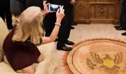 Советницу Трампа затроллили из-за развязной позы в Овальном кабинете