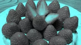 Пользователей Сети удивила новая оптическая иллюзия с клубникой