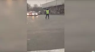 Алматинец снял на видео полицейского, использующего жезл