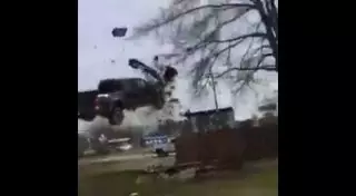 Американец на глазах полиции исполнил красочный трюк на угнанном авто