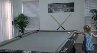 Бильярдные трюки в исполнении 4-летней девочки