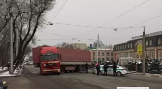 Грузовик парализовал движение по улице Толе би в Алматы
