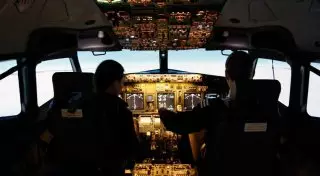 Подробности экстренной посадки самолета с отключенным двигателем рассказали в "Эйр Астане"