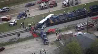 Необычное ДТП: Поезд врезался в автобус в США, множество жертв