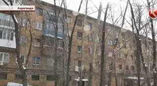 В Караганде сын зарезал мать, а затем выпрыгнул с пятого этажа