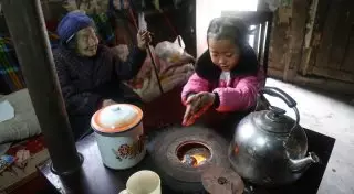 5-летняя девочка, которая стала опорой семьи