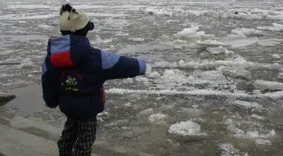 Как житель Атырау спас тонущего малыша