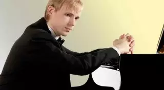 Известный пианист Андрей Дубов выступит в консерватории имени Курмангазы