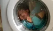 Шокирующий "эксперимент": Родители попробовали "укачать" ребенка в стиральной машине