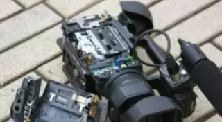 Телеоператора избили на похоронах мужчины, захватившего заложницу в Актобе