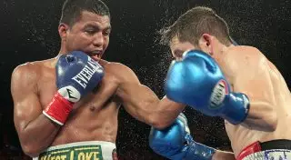 Роман Гонсалес потерпел первое поражение в карьере и потерял титул WBC